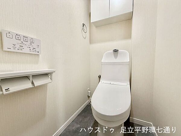 温水洗浄便座付きトイレ。上部収納も備え、日用品の収納にも便利です。