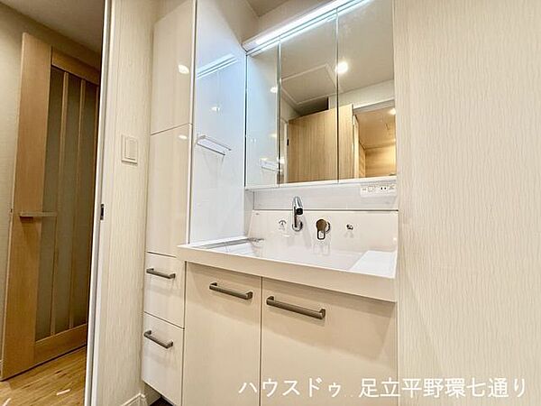 三面鏡付き洗面化粧台を採用。鏡裏収納付きで洗面用品もすっきり整理できます。