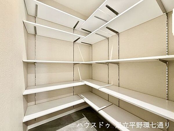 対面式キッチンと大型パントリーを採用。豊富な収納でキッチンまわりをすっきり保てます。