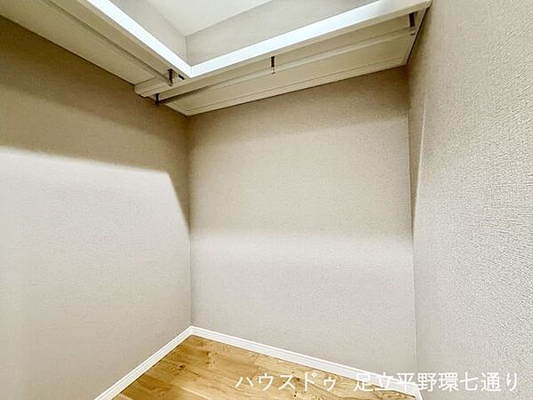 衣類や季節用品をまとめて収納できるウォークインクローゼット。お部屋をすっきり広く使えます。