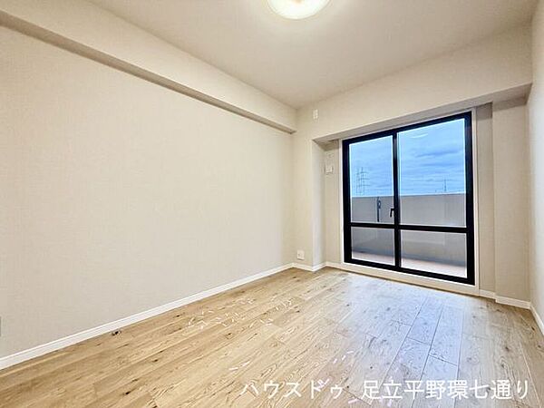バルコニーに面した明るい洋室。開放感があり、主寝室としてもおすすめです。