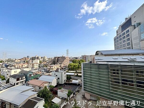 前面に高い建物が少なく、開放的な眺望が魅力。空を広く感じられる住環境です。