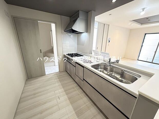 開放感ある対面キッチンで、ご家族との会話を楽しみながらお料理可能。作業スペースも確保されています。