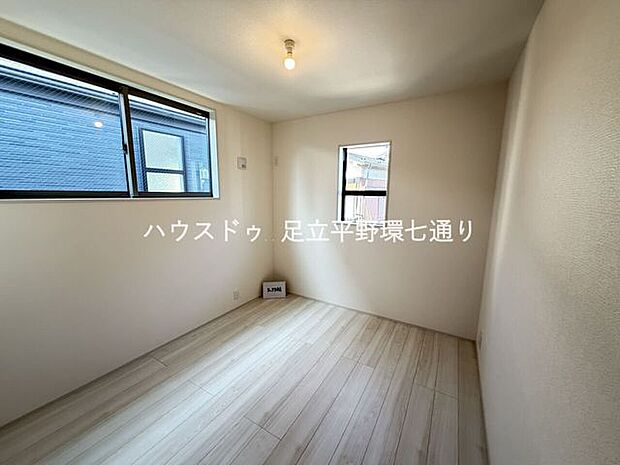 2面採光で明るさを取り込みやすい洋室。家具配置もしやすく、プライベート空間として使いやすいお部屋です。