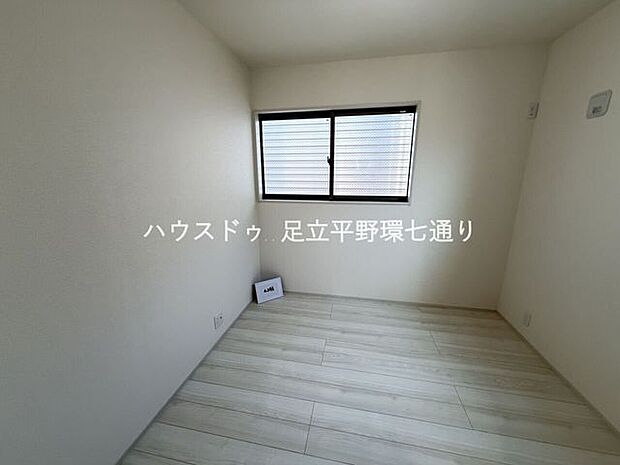 シンプルで使いやすい洋室。主寝室や子ども部屋、在宅ワークスペースなどライフスタイルに合わせて活用しやすい空間です。