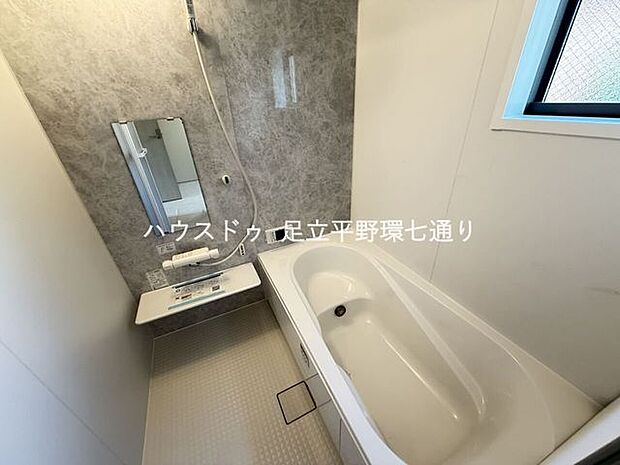 窓付きの浴室で自然換気もしやすく、明るさを感じられる空間。ゆったり湯船で一日の疲れを癒せます。