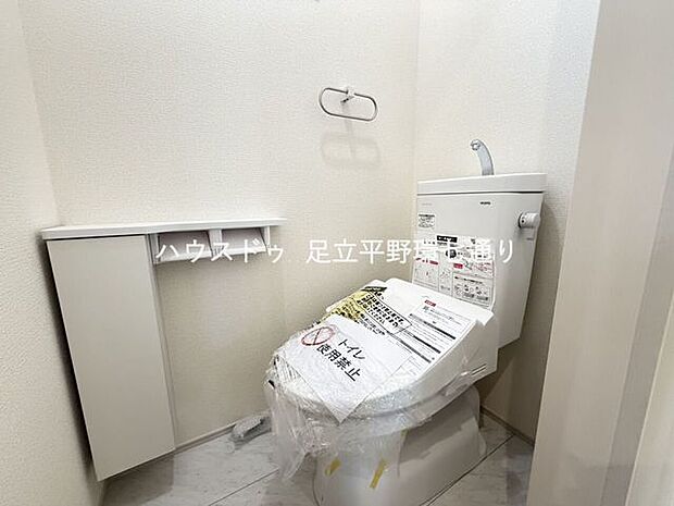 温水洗浄機能付きトイレを採用。収納スペースも備え、すっきりとした使いやすい空間です。