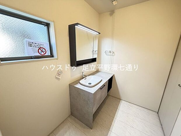 三面鏡付き洗面化粧台を採用。身支度しやすく、窓付きで明るく清潔感のある洗面スペースです。