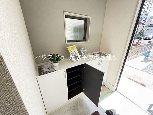 玄関収納付きで靴や小物をすっきり整理。玄関まわりをきれいに保ち、気持ちよくお客様を迎えられます。