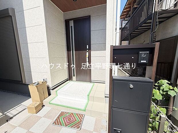 落ち着いたデザインの玄関が住まいの第一印象を演出。毎日の出入りも気持ちよく行える空間です。