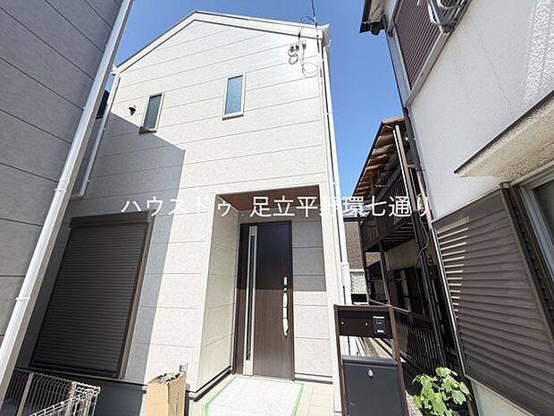 落ち着いた色合いのスタイリッシュな外観。新生活を気持ちよくスタートできる住まいです。