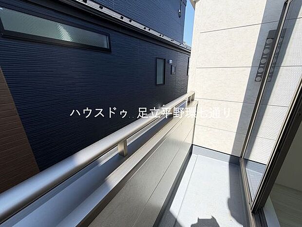 お洗濯物干しにも便利なバルコニー。外気を感じながら気軽にリフレッシュできる空間です。