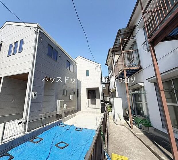 駐車スペース付きでお車をお持ちの方にも便利。お買い物やお出かけの幅が広がる、暮らしにうれしいポイントです。