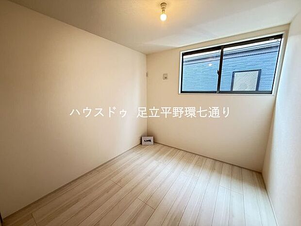 約5.25帖の洋室は寝室や子ども部屋、書斎など多目的に使いやすいシンプルな空間です。