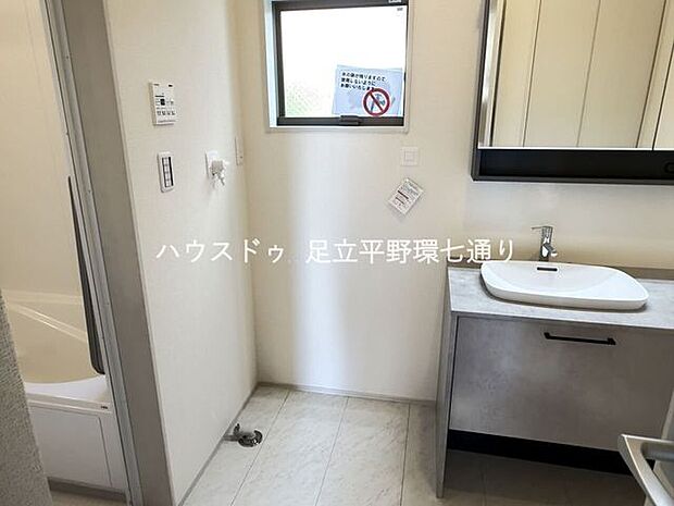 室内洗濯機置場を設け、家事動線にも配慮。天候を気にせず洗濯しやすく、毎日の家事を快適にサポートします。