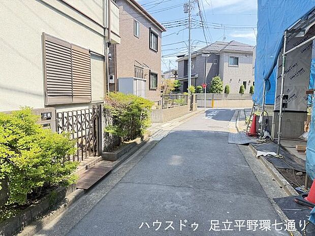 周辺は戸建が建ち並ぶ穏やかな街並み。現地までのアプローチもわかりやすい立地です。
