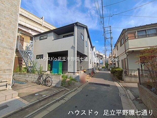 建築が進む現地。玄関まわりや駐車スペースの配置も確認しやすく、完成が楽しみです。