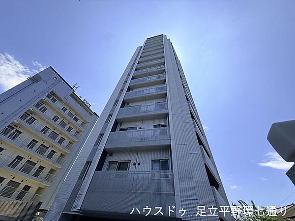 落ち着いた色合いのタイル張りが美しい、洗練されたモダンな外観のマンションです。