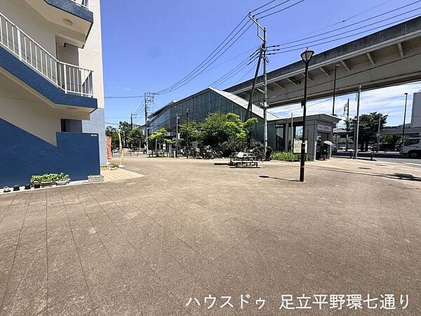 周辺はすっきりと整備され、青空に映える開放感と心地よい住環境が広がっています。