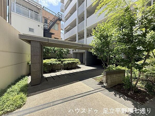 駅前には商業施設やコンビニが揃い、毎日の通勤・通学やお買い物もスムーズな住環境です。