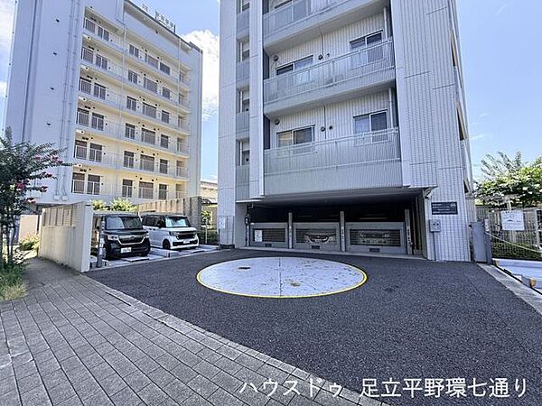ターンテーブルやシャッター付きの駐車場を備えており、愛車を安全かつスムーズに出し入れ可能です。
