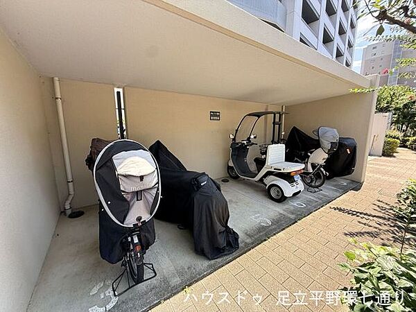 屋根付きの駐輪場・バイク置き場があり、大切な自転車やバイクを雨風からしっかり守ります。