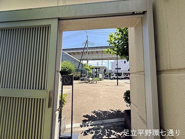エントランスを抜けると、開放的な石畳の広場が広がります。緑豊かな木々と青空が心地よく、駅前ながらも落ち着いた雰囲気。