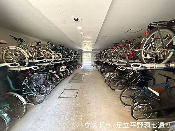 屋内型の駐輪場で、雨や風の影響を受けにくく大切な自転車を保管できます。