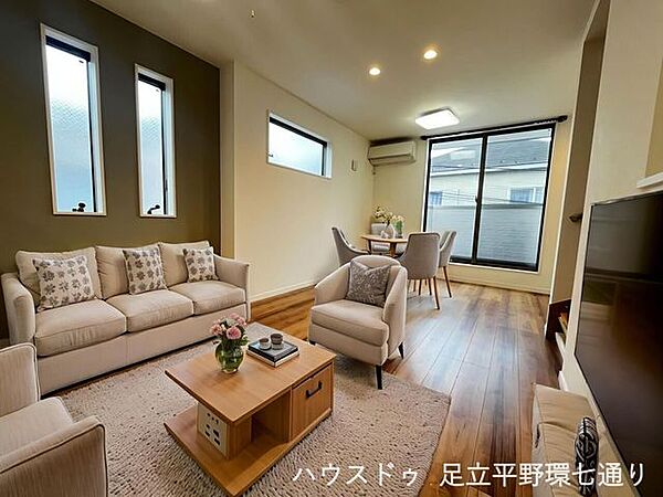 約24.1m2の広々LDKは開放感たっぷり。窓が多く、明るく風通しの良い快適空間です。※生成AIによるイメージです