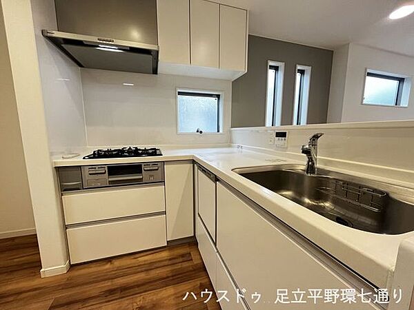 対面キッチン採用で、ご家族との会話を楽しみながらお料理できる使い勝手の良い設計です。