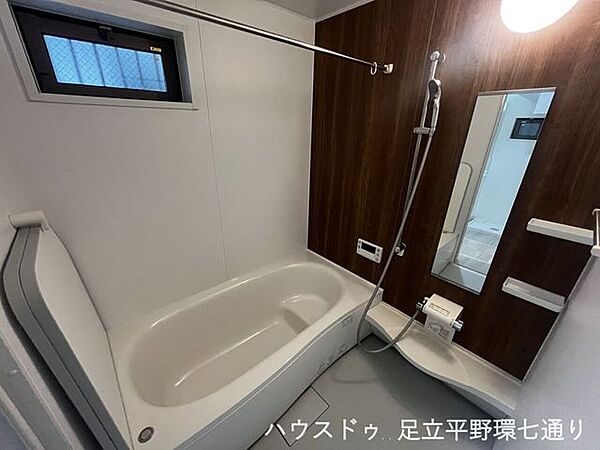 一日の疲れを癒せる清潔感のある浴室。ゆったりくつろげるバスタイムを楽しめます。
