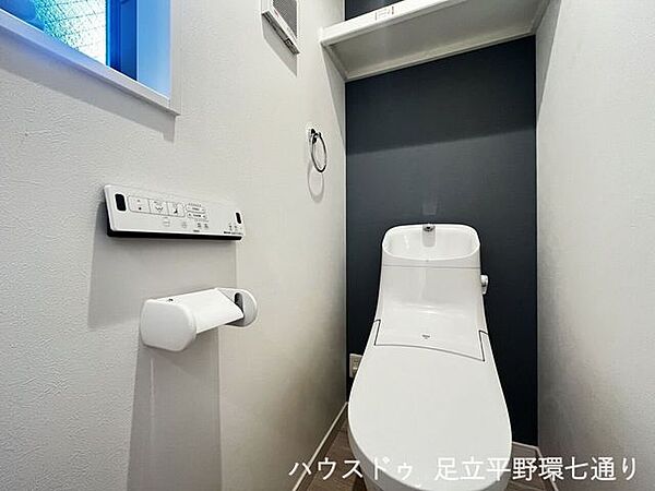 モダンなアクセントクロスが落ち着いた雰囲気を醸し出す、快適なトイレ空間です。