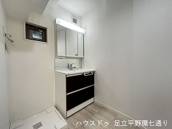 朝の身支度がスムーズにできる三面鏡付きの洗面化粧台を採用。鏡の裏や足元には豊富な収納スペースがあり、散らかりがちな洗面まわりをすっきりと保てます。