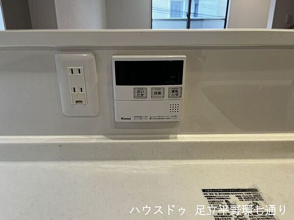 いつでも温かいお風呂に入れる、便利な追い焚き機能付きの給湯リモコンを設置。ワンタッチの簡単操作で、忙しい毎日の疲れを癒やすバスタイムをサポートします。