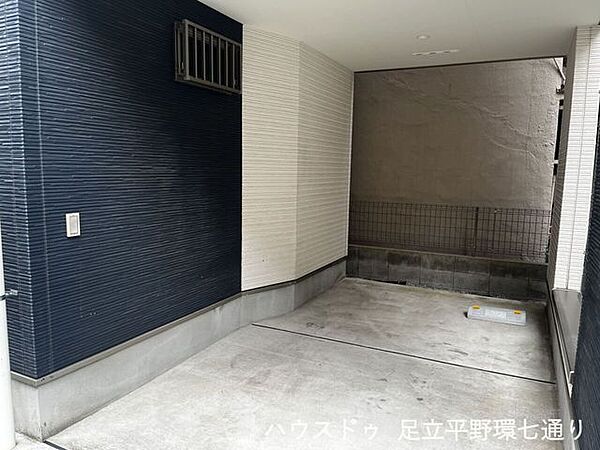雨や直射日光から大切な車を守る、便利なビルトインタイプの駐車スペースを確保。天候が悪い日でも、濡れることなくスムーズに乗り降りができるのが魅力です。