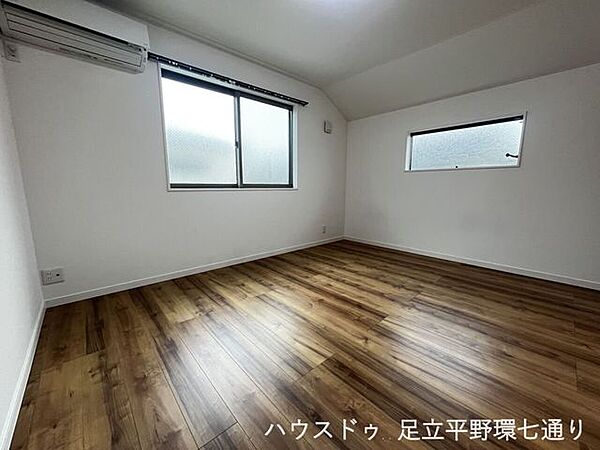 窓が2箇所に設置されており、陽光が心地よく差し込む明るい室内です。風通しも良好で、毎日の生活を爽やかに演出する快適なプライベート空間となっています。