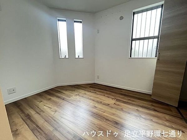 複数の窓が配置され、明るく開放感があるため、リラックスできるプライベート空間です。