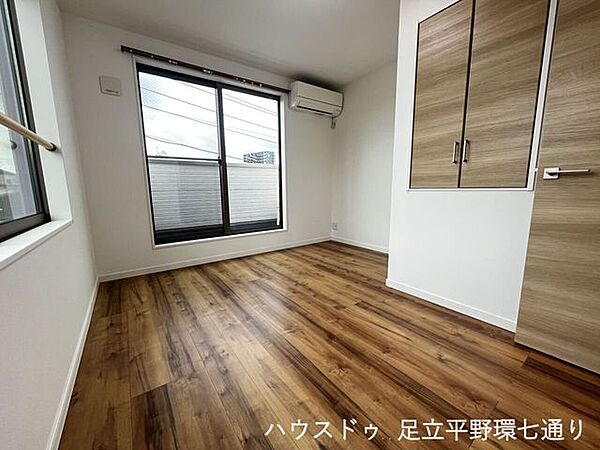 美しいフローリングと、建具のナチュラルな木目調デザインが調和したお洒落な室内。どんなインテリアにも合わせやすく、落ち着きのある空間を演出します。