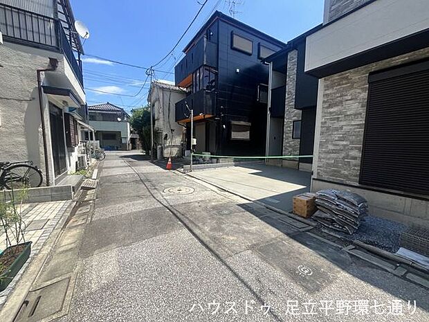 落ち着いた住宅街に位置する新築戸建。周囲には戸建住宅が並び、穏やかな住環境が広がります。