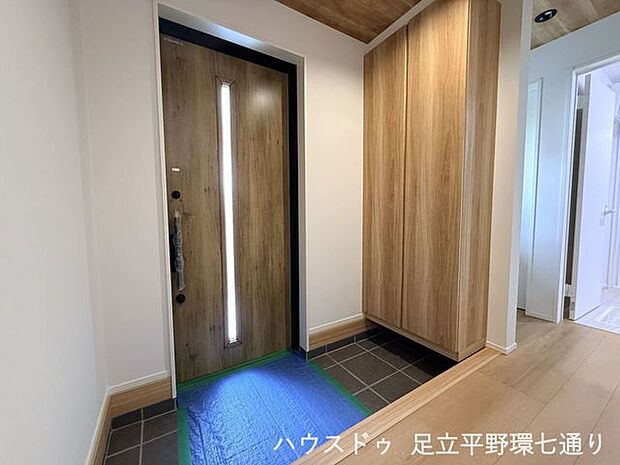 玄関には大型シューズボックスを設置。靴や玄関まわりの小物をすっきり収納できます。