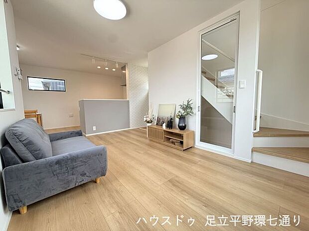 明るい木目の床と白を基調としたLDK。開放感があり、家族でゆったり過ごせる居住空間です。