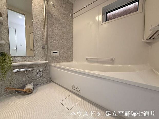 窓付きの浴室で換気しやすく、清潔感のあるバスルーム。ゆったりと一日の疲れを癒せます。