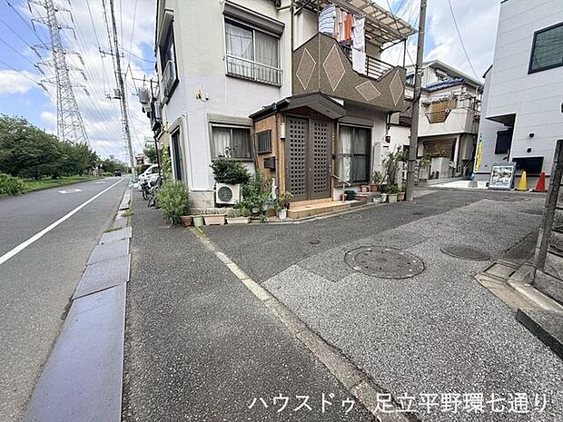 周辺は道路幅員にゆとりがあり、圧迫感の少ない住環境。緑を感じられる落ち着いた街並みも魅力です。