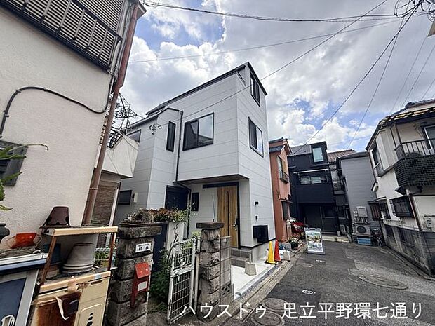 スタイリッシュな外観デザインが目を引く新築戸建。カースペース付きで、機能性とデザイン性を兼ね備えた住まいです。