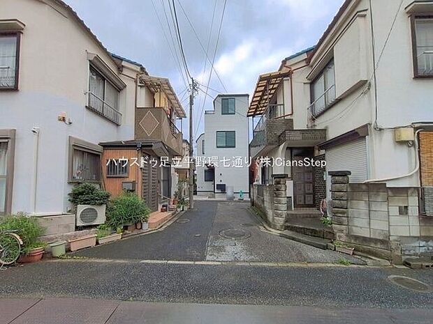 住宅街に佇む、シンプルで現代的な外観。周辺は穏やかな街並みが広がる住環境です。