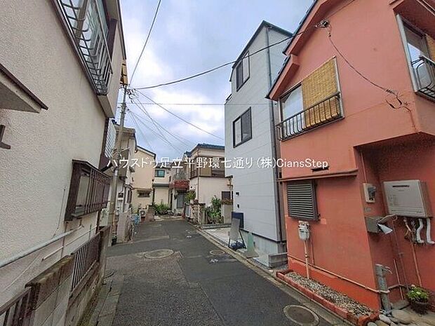 落ち着いた住宅街に位置し、周辺は穏やかな街並み。静かな住環境を重視する方にもおすすめです。