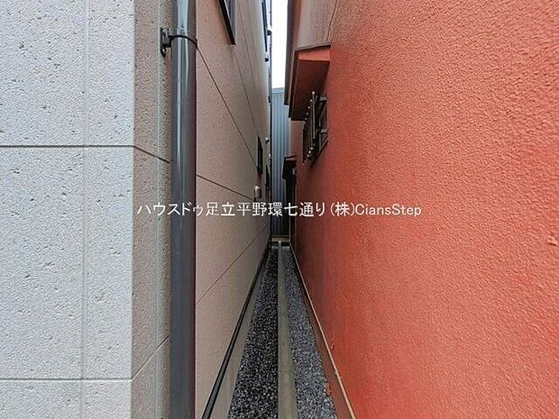 建物まわりには砂利敷きの通路を確保。外壁まわりの点検やお手入れがしやすい設計です。