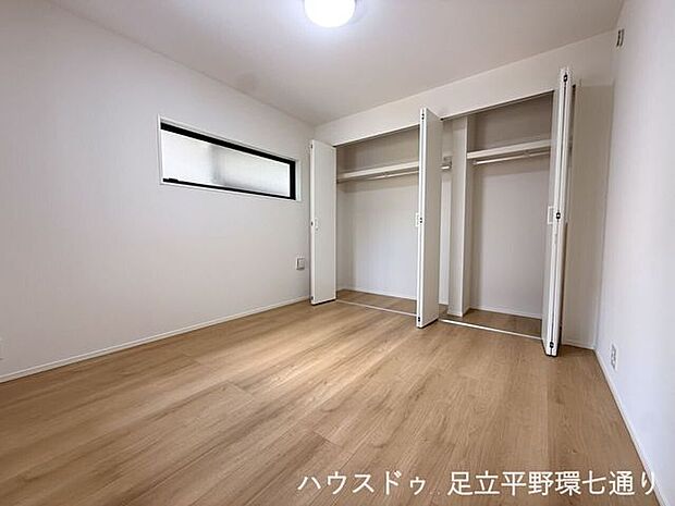 洋室には大容量のクローゼットを設置。衣類や季節物をまとめて収納でき、お部屋をすっきり保てます。