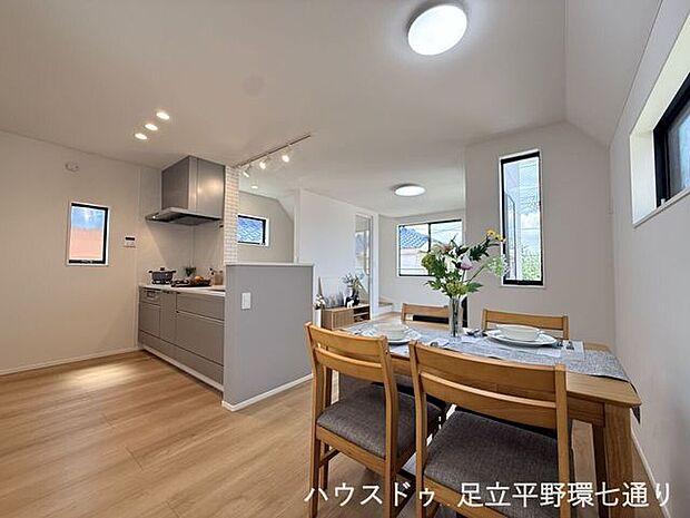 ダイニングとキッチンがつながる一体感のあるLDK。家事動線にも配慮された使いやすい空間です。