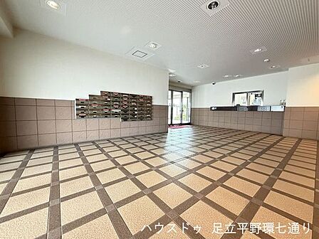 ゆとりあるエントランスホール。管理窓口も設けられ、住まう方や来訪者を明るく迎えます。